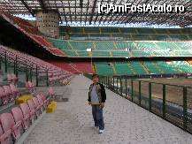 [P09] Stadionul San Siro. Scaunele se schimbau, deoarece se decolorase culoarea rosie. Dupa cum se vede, gazonul nu mai era pe unele portiuni. Se inlocuia. » foto by CCRRIISSYY
 - 
<span class="allrVoted glyphicon glyphicon-heart hidden" id="av40706"></span>
<a class="m-l-10 hidden" id="sv40706" onclick="voting_Foto_DelVot(,40706,3925)" role="button">șterge vot <span class="glyphicon glyphicon-remove"></span></a>
<a id="v940706" class=" c-red"  onclick="voting_Foto_SetVot(40706)" role="button"><span class="glyphicon glyphicon-heart-empty"></span> <b>LIKE</b> = Votează poza</a> <img class="hidden"  id="f40706W9" src="/imagini/loader.gif" border="0" /><span class="AjErrMes hidden" id="e40706ErM"></span>