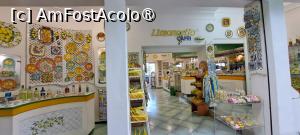 [P31] Anacapri, magazin cu limoncello și lămâi » foto by irinad
 - 
<span class="allrVoted glyphicon glyphicon-heart hidden" id="av1535968"></span>
<a class="m-l-10 hidden" id="sv1535968" onclick="voting_Foto_DelVot(,1535968,3926)" role="button">șterge vot <span class="glyphicon glyphicon-remove"></span></a>
<a id="v91535968" class=" c-red"  onclick="voting_Foto_SetVot(1535968)" role="button"><span class="glyphicon glyphicon-heart-empty"></span> <b>LIKE</b> = Votează poza</a> <img class="hidden"  id="f1535968W9" src="/imagini/loader.gif" border="0" /><span class="AjErrMes hidden" id="e1535968ErM"></span>