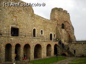 [P10] Detaliu din curtea interioară cu latura estică. La 'parter' sunt Lapidarium, magazia de alimente, bucătăria, închisoarea, camera pârcălabului, iar la etaj Neagra Temniţă, paraclsul, monetăria, camerele domniţelor.  » foto by Lucien
 - 
<span class="allrVoted glyphicon glyphicon-heart hidden" id="av744854"></span>
<a class="m-l-10 hidden" id="sv744854" onclick="voting_Foto_DelVot(,744854,3934)" role="button">șterge vot <span class="glyphicon glyphicon-remove"></span></a>
<a id="v9744854" class=" c-red"  onclick="voting_Foto_SetVot(744854)" role="button"><span class="glyphicon glyphicon-heart-empty"></span> <b>LIKE</b> = Votează poza</a> <img class="hidden"  id="f744854W9" src="/imagini/loader.gif" border="0" /><span class="AjErrMes hidden" id="e744854ErM"></span>