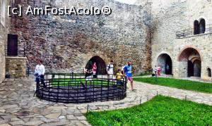 [P17] Detaliu din curtea interioară a cetăţii cu zidul nordic al fortului muşatin. În prim plan este fântâna.  » foto by Lucien
 - 
<span class="allrVoted glyphicon glyphicon-heart hidden" id="av744889"></span>
<a class="m-l-10 hidden" id="sv744889" onclick="voting_Foto_DelVot(,744889,3934)" role="button">șterge vot <span class="glyphicon glyphicon-remove"></span></a>
<a id="v9744889" class=" c-red"  onclick="voting_Foto_SetVot(744889)" role="button"><span class="glyphicon glyphicon-heart-empty"></span> <b>LIKE</b> = Votează poza</a> <img class="hidden"  id="f744889W9" src="/imagini/loader.gif" border="0" /><span class="AjErrMes hidden" id="e744889ErM"></span>