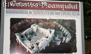 [P02] Imagine aeriană spectaculoasă a Cetăţii Neamţului pe unul din panourile turistice. Imaginea cetăţii datează dinainte de ultima renovare. În stânga (patrulaterul) este fortul vechi muşatin, iar în spatele acestuia fortificaţiile adăugate de Ştefan cel Mare (zidurile exterioare şi podul de acces)  » foto by Lucien
 - 
<span class="allrVoted glyphicon glyphicon-heart hidden" id="av744846"></span>
<a class="m-l-10 hidden" id="sv744846" onclick="voting_Foto_DelVot(,744846,3934)" role="button">șterge vot <span class="glyphicon glyphicon-remove"></span></a>
<a id="v9744846" class=" c-red"  onclick="voting_Foto_SetVot(744846)" role="button"><span class="glyphicon glyphicon-heart-empty"></span> <b>LIKE</b> = Votează poza</a> <img class="hidden"  id="f744846W9" src="/imagini/loader.gif" border="0" /><span class="AjErrMes hidden" id="e744846ErM"></span>