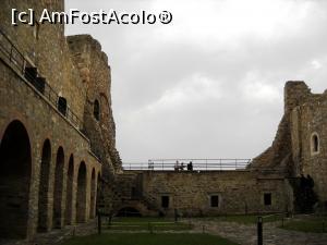 [P09] Detaliu din curtea interioară, imagine spre sud. În faţă se vede platforma amenajată ca loc de belvedere » foto by Lucien
 - 
<span class="allrVoted glyphicon glyphicon-heart hidden" id="av744853"></span>
<a class="m-l-10 hidden" id="sv744853" onclick="voting_Foto_DelVot(,744853,3934)" role="button">șterge vot <span class="glyphicon glyphicon-remove"></span></a>
<a id="v9744853" class=" c-red"  onclick="voting_Foto_SetVot(744853)" role="button"><span class="glyphicon glyphicon-heart-empty"></span> <b>LIKE</b> = Votează poza</a> <img class="hidden"  id="f744853W9" src="/imagini/loader.gif" border="0" /><span class="AjErrMes hidden" id="e744853ErM"></span>