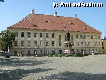 [P01] Colegiul National cu predare in limba germana Samuel von Brukenthal. In fata se vede statuia episcopului Teutsch » foto by krondia*
 - 
<span class="allrVoted glyphicon glyphicon-heart hidden" id="av49324"></span>
<a class="m-l-10 hidden" id="sv49324" onclick="voting_Foto_DelVot(,49324,3936)" role="button">șterge vot <span class="glyphicon glyphicon-remove"></span></a>
<a id="v949324" class=" c-red"  onclick="voting_Foto_SetVot(49324)" role="button"><span class="glyphicon glyphicon-heart-empty"></span> <b>LIKE</b> = Votează poza</a> <img class="hidden"  id="f49324W9" src="/imagini/loader.gif" border="0" /><span class="AjErrMes hidden" id="e49324ErM"></span>