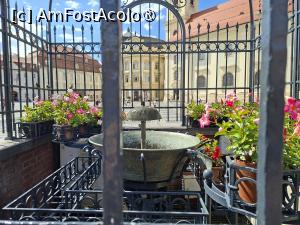 [P32] Piața Mare - Fântăna cu grilaj » foto by Carmen Ion
 - 
<span class="allrVoted glyphicon glyphicon-heart hidden" id="av1513609"></span>
<a class="m-l-10 hidden" id="sv1513609" onclick="voting_Foto_DelVot(,1513609,3936)" role="button">șterge vot <span class="glyphicon glyphicon-remove"></span></a>
<a id="v91513609" class=" c-red"  onclick="voting_Foto_SetVot(1513609)" role="button"><span class="glyphicon glyphicon-heart-empty"></span> <b>LIKE</b> = Votează poza</a> <img class="hidden"  id="f1513609W9" src="/imagini/loader.gif" border="0" /><span class="AjErrMes hidden" id="e1513609ErM"></span>