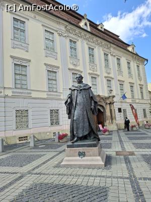 [P62] Piața Mare - statuia baronului Samuel von Brukenthal » foto by Carmen Ion
 - 
<span class="allrVoted glyphicon glyphicon-heart hidden" id="av1513639"></span>
<a class="m-l-10 hidden" id="sv1513639" onclick="voting_Foto_DelVot(,1513639,3936)" role="button">șterge vot <span class="glyphicon glyphicon-remove"></span></a>
<a id="v91513639" class=" c-red"  onclick="voting_Foto_SetVot(1513639)" role="button"><span class="glyphicon glyphicon-heart-empty"></span> <b>LIKE</b> = Votează poza</a> <img class="hidden"  id="f1513639W9" src="/imagini/loader.gif" border="0" /><span class="AjErrMes hidden" id="e1513639ErM"></span>