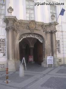 [P39] Intrarea în Palatul (Muzeul) Brukenthal zidit în sec. al XVIII-lea » foto by abbilbal*
 - 
<span class="allrVoted glyphicon glyphicon-heart hidden" id="av139657"></span>
<a class="m-l-10 hidden" id="sv139657" onclick="voting_Foto_DelVot(,139657,3936)" role="button">șterge vot <span class="glyphicon glyphicon-remove"></span></a>
<a id="v9139657" class=" c-red"  onclick="voting_Foto_SetVot(139657)" role="button"><span class="glyphicon glyphicon-heart-empty"></span> <b>LIKE</b> = Votează poza</a> <img class="hidden"  id="f139657W9" src="/imagini/loader.gif" border="0" /><span class="AjErrMes hidden" id="e139657ErM"></span>