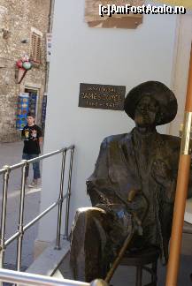[P43] Statuia în bronz a lui James Joice, de pe terasa barului Uliks » foto by Costi
 - 
<span class="allrVoted glyphicon glyphicon-heart hidden" id="av144876"></span>
<a class="m-l-10 hidden" id="sv144876" onclick="voting_Foto_DelVot(,144876,3940)" role="button">șterge vot <span class="glyphicon glyphicon-remove"></span></a>
<a id="v9144876" class=" c-red"  onclick="voting_Foto_SetVot(144876)" role="button"><span class="glyphicon glyphicon-heart-empty"></span> <b>LIKE</b> = Votează poza</a> <img class="hidden"  id="f144876W9" src="/imagini/loader.gif" border="0" /><span class="AjErrMes hidden" id="e144876ErM"></span>