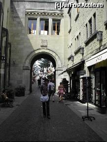 P10 [AUG-2007] Atmosfera din San Marino este la orice oră una medievală, atât datorită clădirilor şi străzilor, dar şi decoraţiunilor cu stindarde, blazoane şi altele de acest gen.