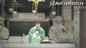 [P42] Preot italian in Biserica Sf. Nicolae. Interesante statuile din fundal. Localnici din Bari.  » foto by TraianS
 - 
<span class="allrVoted glyphicon glyphicon-heart hidden" id="av374612"></span>
<a class="m-l-10 hidden" id="sv374612" onclick="voting_Foto_DelVot(,374612,3993)" role="button">șterge vot <span class="glyphicon glyphicon-remove"></span></a>
<a id="v9374612" class=" c-red"  onclick="voting_Foto_SetVot(374612)" role="button"><span class="glyphicon glyphicon-heart-empty"></span> <b>LIKE</b> = Votează poza</a> <img class="hidden"  id="f374612W9" src="/imagini/loader.gif" border="0" /><span class="AjErrMes hidden" id="e374612ErM"></span>