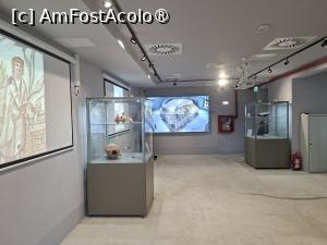 [P81] Constanța, Mormântul Pictat Hypogeu, Sala cu exponate și cu cele două ecrane » foto by mprofeanu
 - 
<span class="allrVoted glyphicon glyphicon-heart hidden" id="av1509502"></span>
<a class="m-l-10 hidden" id="sv1509502" onclick="voting_Foto_DelVot(,1509502,4001)" role="button">șterge vot <span class="glyphicon glyphicon-remove"></span></a>
<a id="v91509502" class=" c-red"  onclick="voting_Foto_SetVot(1509502)" role="button"><span class="glyphicon glyphicon-heart-empty"></span> <b>LIKE</b> = Votează poza</a> <img class="hidden"  id="f1509502W9" src="/imagini/loader.gif" border="0" /><span class="AjErrMes hidden" id="e1509502ErM"></span>