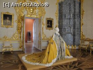 [P14] Sala portret, complet distrusa in timpul razboiului si recreata din fotografii si fragmente de decor supravietuitoare. E expusa o sculptura de hartie reprezentand tinuta oficiala a imparatesei Elisabeta, realizata pentru expozitia care a marcat 300 de ani de la nasterea Elisabetei in decembrie 2009. » foto by geani anto
 - 
<span class="allrVoted glyphicon glyphicon-heart hidden" id="av1118075"></span>
<a class="m-l-10 hidden" id="sv1118075" onclick="voting_Foto_DelVot(,1118075,4057)" role="button">șterge vot <span class="glyphicon glyphicon-remove"></span></a>
<a id="v91118075" class=" c-red"  onclick="voting_Foto_SetVot(1118075)" role="button"><span class="glyphicon glyphicon-heart-empty"></span> <b>LIKE</b> = Votează poza</a> <img class="hidden"  id="f1118075W9" src="/imagini/loader.gif" border="0" /><span class="AjErrMes hidden" id="e1118075ErM"></span>