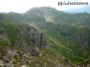 [P25] Suntem aproape de vârf şi aruncăm o privire în dreapta: jos se adânceşte Valea Mălăieşti, urmează Culmea Padina Crucii apoi Valea Ţigăneşti şi în fundal (în stânga imaginii), o parte din Culmea Ţigăneşti. Punctul cel mai înalt este Vârful Scara.  » foto by Claudiu U.
 - 
<span class="allrVoted glyphicon glyphicon-heart hidden" id="av693849"></span>
<a class="m-l-10 hidden" id="sv693849" onclick="voting_Foto_DelVot(,693849,4076)" role="button">șterge vot <span class="glyphicon glyphicon-remove"></span></a>
<a id="v9693849" class=" c-red"  onclick="voting_Foto_SetVot(693849)" role="button"><span class="glyphicon glyphicon-heart-empty"></span> <b>LIKE</b> = Votează poza</a> <img class="hidden"  id="f693849W9" src="/imagini/loader.gif" border="0" /><span class="AjErrMes hidden" id="e693849ErM"></span>