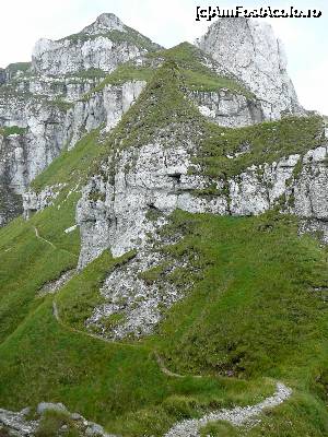 [P13] Poteca ce şerpuieşte pe la baza Colţilor Ţigăneşti » foto by Claudiu U.
 - 
<span class="allrVoted glyphicon glyphicon-heart hidden" id="av697533"></span>
<a class="m-l-10 hidden" id="sv697533" onclick="voting_Foto_DelVot(,697533,4076)" role="button">șterge vot <span class="glyphicon glyphicon-remove"></span></a>
<a id="v9697533" class=" c-red"  onclick="voting_Foto_SetVot(697533)" role="button"><span class="glyphicon glyphicon-heart-empty"></span> <b>LIKE</b> = Votează poza</a> <img class="hidden"  id="f697533W9" src="/imagini/loader.gif" border="0" /><span class="AjErrMes hidden" id="e697533ErM"></span>