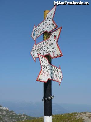 [P04] Săgeţile indicatoare ce marchează începutul traseului » foto by Claudiu U.
 - 
<span class="allrVoted glyphicon glyphicon-heart hidden" id="av697524"></span>
<a class="m-l-10 hidden" id="sv697524" onclick="voting_Foto_DelVot(,697524,4076)" role="button">șterge vot <span class="glyphicon glyphicon-remove"></span></a>
<a id="v9697524" class=" c-red"  onclick="voting_Foto_SetVot(697524)" role="button"><span class="glyphicon glyphicon-heart-empty"></span> <b>LIKE</b> = Votează poza</a> <img class="hidden"  id="f697524W9" src="/imagini/loader.gif" border="0" /><span class="AjErrMes hidden" id="e697524ErM"></span>