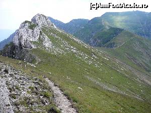 [P08] Am început să urcam către Platoul Scara; în urmă se observă clar poteca pe care am venit dinspre Omu (sus, în dreapta imaginii) şi Curmătura Hornurilor » foto by Claudiu U.
 - 
<span class="allrVoted glyphicon glyphicon-heart hidden" id="av697528"></span>
<a class="m-l-10 hidden" id="sv697528" onclick="voting_Foto_DelVot(,697528,4076)" role="button">șterge vot <span class="glyphicon glyphicon-remove"></span></a>
<a id="v9697528" class=" c-red"  onclick="voting_Foto_SetVot(697528)" role="button"><span class="glyphicon glyphicon-heart-empty"></span> <b>LIKE</b> = Votează poza</a> <img class="hidden"  id="f697528W9" src="/imagini/loader.gif" border="0" /><span class="AjErrMes hidden" id="e697528ErM"></span>