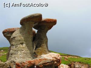 [P21] Babele. La o privire atenta se vad cele doua straturi de roci total diferite, cel de deasupra fiind un conglomerat de pietre fine. Intre cap si corp parca se intrevede un strat ce pare sudura! in piatra... » foto by senateo
 - 
<span class="allrVoted glyphicon glyphicon-heart hidden" id="av1160972"></span>
<a class="m-l-10 hidden" id="sv1160972" onclick="voting_Foto_DelVot(,1160972,4076)" role="button">șterge vot <span class="glyphicon glyphicon-remove"></span></a>
<a id="v91160972" class=" c-red"  onclick="voting_Foto_SetVot(1160972)" role="button"><span class="glyphicon glyphicon-heart-empty"></span> <b>LIKE</b> = Votează poza</a> <img class="hidden"  id="f1160972W9" src="/imagini/loader.gif" border="0" /><span class="AjErrMes hidden" id="e1160972ErM"></span>