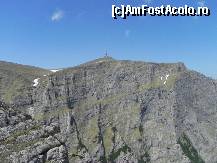 [P15] Peretele Coştilei, văzut de lîngă Cruce. Brîna de sub vîrf <s>cred</s> că este Brîna Mare a Coştilei. Pe ea înainta un grup de turişti. » foto by abancor
 - 
<span class="allrVoted glyphicon glyphicon-heart hidden" id="av372842"></span>
<a class="m-l-10 hidden" id="sv372842" onclick="voting_Foto_DelVot(,372842,4076)" role="button">șterge vot <span class="glyphicon glyphicon-remove"></span></a>
<a id="v9372842" class=" c-red"  onclick="voting_Foto_SetVot(372842)" role="button"><span class="glyphicon glyphicon-heart-empty"></span> <b>LIKE</b> = Votează poza</a> <img class="hidden"  id="f372842W9" src="/imagini/loader.gif" border="0" /><span class="AjErrMes hidden" id="e372842ErM"></span>