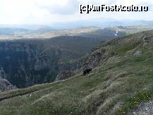 [P20] Mică, pe buza abruptului, în centrul imaginii, se vede Cabana Caraiman. Ne întoarcem de la Cruce spre staţia de cabină, vizibilă pe creastă.  » foto by abancor
 - 
<span class="allrVoted glyphicon glyphicon-heart hidden" id="av372847"></span>
<a class="m-l-10 hidden" id="sv372847" onclick="voting_Foto_DelVot(,372847,4076)" role="button">șterge vot <span class="glyphicon glyphicon-remove"></span></a>
<a id="v9372847" class=" c-red"  onclick="voting_Foto_SetVot(372847)" role="button"><span class="glyphicon glyphicon-heart-empty"></span> <b>LIKE</b> = Votează poza</a> <img class="hidden"  id="f372847W9" src="/imagini/loader.gif" border="0" /><span class="AjErrMes hidden" id="e372847ErM"></span>