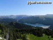 [P03] Panoramă de pe Vf Zănoaga (Podul cu Flori), azi carieră de piatră abandonată (cred că de aici s-a luat piatra pentru baraj). Lacul Bolboci, Valea Dorului (dreapta sus), Coştila (centru).  » foto by abancor
 - 
<span class="allrVoted glyphicon glyphicon-heart hidden" id="av372830"></span>
<a class="m-l-10 hidden" id="sv372830" onclick="voting_Foto_DelVot(,372830,4076)" role="button">șterge vot <span class="glyphicon glyphicon-remove"></span></a>
<a id="v9372830" class=" c-red"  onclick="voting_Foto_SetVot(372830)" role="button"><span class="glyphicon glyphicon-heart-empty"></span> <b>LIKE</b> = Votează poza</a> <img class="hidden"  id="f372830W9" src="/imagini/loader.gif" border="0" /><span class="AjErrMes hidden" id="e372830ErM"></span>