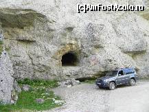 [P09] Maşina excursiei şi un tunel săpat de om în Cheile Tătarului, prezentat drept 'Grota Ursului'. Nu e nimic natural de fapt, urma să aibă un rol hidrologic, dar barajul s-a făcut mai la vale decît se plănuise iniţial.  » foto by abancor
 - 
<span class="allrVoted glyphicon glyphicon-heart hidden" id="av372836"></span>
<a class="m-l-10 hidden" id="sv372836" onclick="voting_Foto_DelVot(,372836,4076)" role="button">șterge vot <span class="glyphicon glyphicon-remove"></span></a>
<a id="v9372836" class=" c-red"  onclick="voting_Foto_SetVot(372836)" role="button"><span class="glyphicon glyphicon-heart-empty"></span> <b>LIKE</b> = Votează poza</a> <img class="hidden"  id="f372836W9" src="/imagini/loader.gif" border="0" /><span class="AjErrMes hidden" id="e372836ErM"></span>