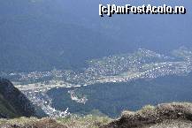 [P24] Busteni vazut de sus, sau atingerea obiectivului setat inca din parcarea de jos. Incercuita cu alb este cladirea telecabinei. Sageata din stanga indica hotelul Silva, iar linia alba indica DN1 » foto by MCM
 - 
<span class="allrVoted glyphicon glyphicon-heart hidden" id="av324872"></span>
<a class="m-l-10 hidden" id="sv324872" onclick="voting_Foto_DelVot(,324872,4076)" role="button">șterge vot <span class="glyphicon glyphicon-remove"></span></a>
<a id="v9324872" class=" c-red"  onclick="voting_Foto_SetVot(324872)" role="button"><span class="glyphicon glyphicon-heart-empty"></span> <b>LIKE</b> = Votează poza</a> <img class="hidden"  id="f324872W9" src="/imagini/loader.gif" border="0" /><span class="AjErrMes hidden" id="e324872ErM"></span>