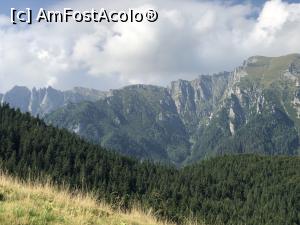 [P06] Prima poza asupra crestei Bucegilor la coborirea din masina in Poiaan Diham (de la stanga; Coltii Morarului, Bucsoiul)  » foto by Dan&Ema
 - 
<span class="allrVoted glyphicon glyphicon-heart hidden" id="av1101482"></span>
<a class="m-l-10 hidden" id="sv1101482" onclick="voting_Foto_DelVot(,1101482,4076)" role="button">șterge vot <span class="glyphicon glyphicon-remove"></span></a>
<a id="v91101482" class=" c-red"  onclick="voting_Foto_SetVot(1101482)" role="button"><span class="glyphicon glyphicon-heart-empty"></span> <b>LIKE</b> = Votează poza</a> <img class="hidden"  id="f1101482W9" src="/imagini/loader.gif" border="0" /><span class="AjErrMes hidden" id="e1101482ErM"></span>