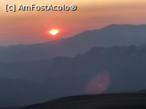 [P17] Culmea din spate este cea a Leaotei, ea va ascunde in cateva minute discul solar aprins » foto by Dan&Ema
 - 
<span class="allrVoted glyphicon glyphicon-heart hidden" id="av1120062"></span>
<a class="m-l-10 hidden" id="sv1120062" onclick="voting_Foto_DelVot(,1120062,4076)" role="button">șterge vot <span class="glyphicon glyphicon-remove"></span></a>
<a id="v91120062" class=" c-red"  onclick="voting_Foto_SetVot(1120062)" role="button"><span class="glyphicon glyphicon-heart-empty"></span> <b>LIKE</b> = Votează poza</a> <img class="hidden"  id="f1120062W9" src="/imagini/loader.gif" border="0" /><span class="AjErrMes hidden" id="e1120062ErM"></span>