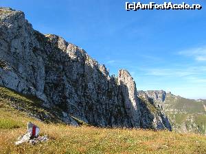 [P22] Ieșirea de pe Brâna Caprelor în traseul principal de coborâre de pe Bucșoiu.  » foto by saxonul
 - 
<span class="allrVoted glyphicon glyphicon-heart hidden" id="av667019"></span>
<a class="m-l-10 hidden" id="sv667019" onclick="voting_Foto_DelVot(,667019,4076)" role="button">șterge vot <span class="glyphicon glyphicon-remove"></span></a>
<a id="v9667019" class=" c-red"  onclick="voting_Foto_SetVot(667019)" role="button"><span class="glyphicon glyphicon-heart-empty"></span> <b>LIKE</b> = Votează poza</a> <img class="hidden"  id="f667019W9" src="/imagini/loader.gif" border="0" /><span class="AjErrMes hidden" id="e667019ErM"></span>