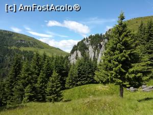 [P12] Colții lui Barbeș. In stânga se vede Vârful Vânturiș și continuarea Potecii Haiducilor » foto by Mika
 - 
<span class="allrVoted glyphicon glyphicon-heart hidden" id="av1086347"></span>
<a class="m-l-10 hidden" id="sv1086347" onclick="voting_Foto_DelVot(,1086347,4076)" role="button">șterge vot <span class="glyphicon glyphicon-remove"></span></a>
<a id="v91086347" class=" c-red"  onclick="voting_Foto_SetVot(1086347)" role="button"><span class="glyphicon glyphicon-heart-empty"></span> <b>LIKE</b> = Votează poza</a> <img class="hidden"  id="f1086347W9" src="/imagini/loader.gif" border="0" /><span class="AjErrMes hidden" id="e1086347ErM"></span>