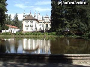 P28 [JUN-2011] Casa de Mateus - în parcul din faţă a fost strategic amplasat un iaz în care se reflectă imaginea conacului. 