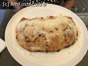 [P07] Restaurantul La Barca - pizza Calzone » foto by nicole33
 - 
<span class="allrVoted glyphicon glyphicon-heart hidden" id="av1037018"></span>
<a class="m-l-10 hidden" id="sv1037018" onclick="voting_Foto_DelVot(,1037018,4083)" role="button">șterge vot <span class="glyphicon glyphicon-remove"></span></a>
<a id="v91037018" class=" c-red"  onclick="voting_Foto_SetVot(1037018)" role="button"><span class="glyphicon glyphicon-heart-empty"></span> <b>LIKE</b> = Votează poza</a> <img class="hidden"  id="f1037018W9" src="/imagini/loader.gif" border="0" /><span class="AjErrMes hidden" id="e1037018ErM"></span>