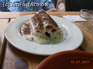 [P17] La Plăcinte - București, Bd. Magheru. 'Căciula lui Guguţă', un desert deosebit.  » foto by iulianic
 - 
<span class="allrVoted glyphicon glyphicon-heart hidden" id="av876454"></span>
<a class="m-l-10 hidden" id="sv876454" onclick="voting_Foto_DelVot(,876454,4083)" role="button">șterge vot <span class="glyphicon glyphicon-remove"></span></a>
<a id="v9876454" class=" c-red"  onclick="voting_Foto_SetVot(876454)" role="button"><span class="glyphicon glyphicon-heart-empty"></span> <b>LIKE</b> = Votează poza</a> <img class="hidden"  id="f876454W9" src="/imagini/loader.gif" border="0" /><span class="AjErrMes hidden" id="e876454ErM"></span>