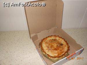 [P32] La Plăcinte - București, Bd. Magheru. Plăcinta 'domnească' cu brânză dulce de vaci și stafide luată la pachet.  » foto by iulianic
 - 
<span class="allrVoted glyphicon glyphicon-heart hidden" id="av876469"></span>
<a class="m-l-10 hidden" id="sv876469" onclick="voting_Foto_DelVot(,876469,4083)" role="button">șterge vot <span class="glyphicon glyphicon-remove"></span></a>
<a id="v9876469" class=" c-red"  onclick="voting_Foto_SetVot(876469)" role="button"><span class="glyphicon glyphicon-heart-empty"></span> <b>LIKE</b> = Votează poza</a> <img class="hidden"  id="f876469W9" src="/imagini/loader.gif" border="0" /><span class="AjErrMes hidden" id="e876469ErM"></span>