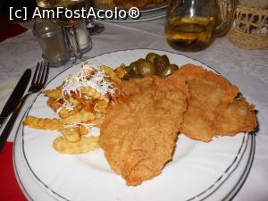 [P17] Restaurant Crilis - Șnițel de porc, cartofi cu brânză rasă și castraveciori murați.  » foto by iulianic
 - 
<span class="allrVoted glyphicon glyphicon-heart hidden" id="av1042905"></span>
<a class="m-l-10 hidden" id="sv1042905" onclick="voting_Foto_DelVot(,1042905,4083)" role="button">șterge vot <span class="glyphicon glyphicon-remove"></span></a>
<a id="v91042905" class=" c-red"  onclick="voting_Foto_SetVot(1042905)" role="button"><span class="glyphicon glyphicon-heart-empty"></span> <b>LIKE</b> = Votează poza</a> <img class="hidden"  id="f1042905W9" src="/imagini/loader.gif" border="0" /><span class="AjErrMes hidden" id="e1042905ErM"></span>