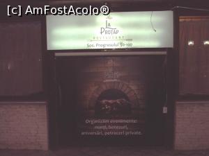 [P05] Restaurantul La Protap - firma luminoasa si fotografia cu purcelusul la protap.  » foto by Carmen Ion
 - 
<span class="allrVoted glyphicon glyphicon-heart hidden" id="av843908"></span>
<a class="m-l-10 hidden" id="sv843908" onclick="voting_Foto_DelVot(,843908,4083)" role="button">șterge vot <span class="glyphicon glyphicon-remove"></span></a>
<a id="v9843908" class=" c-red"  onclick="voting_Foto_SetVot(843908)" role="button"><span class="glyphicon glyphicon-heart-empty"></span> <b>LIKE</b> = Votează poza</a> <img class="hidden"  id="f843908W9" src="/imagini/loader.gif" border="0" /><span class="AjErrMes hidden" id="e843908ErM"></span>