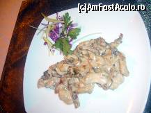 [P07] Restaurantul Riviera din Bucuresti, pui cu ciuperci si sos si sunculita, probabil de aici era foarte sarata mancarea » foto by magdalena
 - 
<span class="allrVoted glyphicon glyphicon-heart hidden" id="av138119"></span>
<a class="m-l-10 hidden" id="sv138119" onclick="voting_Foto_DelVot(,138119,4083)" role="button">șterge vot <span class="glyphicon glyphicon-remove"></span></a>
<a id="v9138119" class=" c-red"  onclick="voting_Foto_SetVot(138119)" role="button"><span class="glyphicon glyphicon-heart-empty"></span> <b>LIKE</b> = Votează poza</a> <img class="hidden"  id="f138119W9" src="/imagini/loader.gif" border="0" /><span class="AjErrMes hidden" id="e138119ErM"></span>