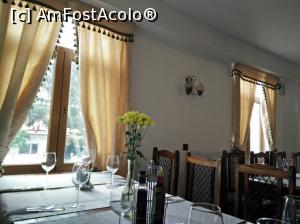 [P21] O masa amplasata langa fereastra - mi s-a parut frumos amenajat aceast salon » foto by Alexa_77
 - 
<span class="allrVoted glyphicon glyphicon-heart hidden" id="av798373"></span>
<a class="m-l-10 hidden" id="sv798373" onclick="voting_Foto_DelVot(,798373,4083)" role="button">șterge vot <span class="glyphicon glyphicon-remove"></span></a>
<a id="v9798373" class=" c-red"  onclick="voting_Foto_SetVot(798373)" role="button"><span class="glyphicon glyphicon-heart-empty"></span> <b>LIKE</b> = Votează poza</a> <img class="hidden"  id="f798373W9" src="/imagini/loader.gif" border="0" /><span class="AjErrMes hidden" id="e798373ErM"></span>