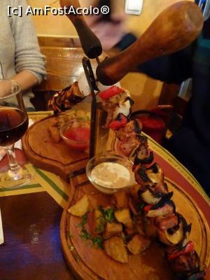 [P11] Frigărui mixte cu cartofi țărănești -<p> Restaurant Casa Myt.  » foto by tata123 🔱
 - 
<span class="allrVoted glyphicon glyphicon-heart hidden" id="av929779"></span>
<a class="m-l-10 hidden" id="sv929779" onclick="voting_Foto_DelVot(,929779,4083)" role="button">șterge vot <span class="glyphicon glyphicon-remove"></span></a>
<a id="v9929779" class=" c-red"  onclick="voting_Foto_SetVot(929779)" role="button"><span class="glyphicon glyphicon-heart-empty"></span> <b>LIKE</b> = Votează poza</a> <img class="hidden"  id="f929779W9" src="/imagini/loader.gif" border="0" /><span class="AjErrMes hidden" id="e929779ErM"></span>