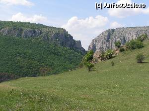 [P37] Cheile Turzii - Iesirea din Chei, vazuta din parcarea de pe deal » foto by RoF*
 - 
<span class="allrVoted glyphicon glyphicon-heart hidden" id="av378735"></span>
<a class="m-l-10 hidden" id="sv378735" onclick="voting_Foto_DelVot(,378735,4100)" role="button">șterge vot <span class="glyphicon glyphicon-remove"></span></a>
<a id="v9378735" class=" c-red"  onclick="voting_Foto_SetVot(378735)" role="button"><span class="glyphicon glyphicon-heart-empty"></span> <b>LIKE</b> = Votează poza</a> <img class="hidden"  id="f378735W9" src="/imagini/loader.gif" border="0" /><span class="AjErrMes hidden" id="e378735ErM"></span>