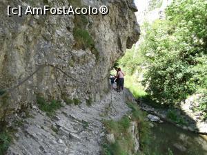 [P16] La pas prin Cheile Turzii. Portiune a potecii sapata in stanca. Piatra lustruita asemenea marmurei o face extrem de alunecoasa. Aici vedeti si cablul de sustinere ancorat in munte.  » foto by vega06
 - 
<span class="allrVoted glyphicon glyphicon-heart hidden" id="av739505"></span>
<a class="m-l-10 hidden" id="sv739505" onclick="voting_Foto_DelVot(,739505,4100)" role="button">șterge vot <span class="glyphicon glyphicon-remove"></span></a>
<a id="v9739505" class=" c-red"  onclick="voting_Foto_SetVot(739505)" role="button"><span class="glyphicon glyphicon-heart-empty"></span> <b>LIKE</b> = Votează poza</a> <img class="hidden"  id="f739505W9" src="/imagini/loader.gif" border="0" /><span class="AjErrMes hidden" id="e739505ErM"></span>