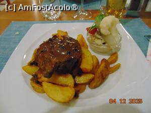 [P29] pork confit, tare bun, se topea în gura » foto by Yolanda
 - 
<span class="allrVoted glyphicon glyphicon-heart hidden" id="av1511358"></span>
<a class="m-l-10 hidden" id="sv1511358" onclick="voting_Foto_DelVot(,1511358,4150)" role="button">șterge vot <span class="glyphicon glyphicon-remove"></span></a>
<a id="v91511358" class=" c-red"  onclick="voting_Foto_SetVot(1511358)" role="button"><span class="glyphicon glyphicon-heart-empty"></span> <b>LIKE</b> = Votează poza</a> <img class="hidden"  id="f1511358W9" src="/imagini/loader.gif" border="0" /><span class="AjErrMes hidden" id="e1511358ErM"></span>