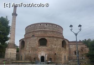 [P10] Imparatul a construit-o pentru a-i deveni propriul mausoleu si mormant de familie, insa Galerius a murit in afara Salonicului, cladirea cazand in ruina.
In secolul al IV-lea, imparatul Teodosie a dispus reconstruirea cladirii ca templu crestin dedicat Sfantului Gheorghe (Agios Georgios). Rotonda a fost marita si cupola a fost decorata cu mozaicuri colorate pe un fundal auriu, iar peretii au fost captusiti cu marmura. 
Mai tarziu, in secolul al XV-lea, cand otomanii au preluat regiunea Macedonia si Salonic, cladirea a fost transformata in moschee.
In 1912, dupa ce Macedonia a intrat sub dominatie greaca, moscheea a fost din nou transformata in biserica catolica, insa minaretul nu a fost indepartat. » foto by geani anto
 - 
<span class="allrVoted glyphicon glyphicon-heart hidden" id="av1533820"></span>
<a class="m-l-10 hidden" id="sv1533820" onclick="voting_Foto_DelVot(,1533820,4165)" role="button">șterge vot <span class="glyphicon glyphicon-remove"></span></a>
<a id="v91533820" class=" c-red"  onclick="voting_Foto_SetVot(1533820)" role="button"><span class="glyphicon glyphicon-heart-empty"></span> <b>LIKE</b> = Votează poza</a> <img class="hidden"  id="f1533820W9" src="/imagini/loader.gif" border="0" /><span class="AjErrMes hidden" id="e1533820ErM"></span>