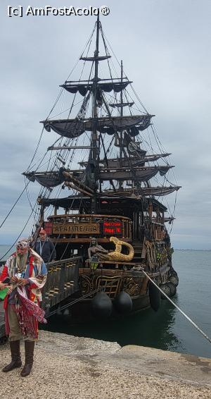 [P14] In vecinatatea turnului se afla terminalul pentru vasele de croaziera, inspirate de legendarii pirati din Caraibe. Unul dintre vasele care plimba turistii in Golful Thermaikos este Arabella, o nava pirat istorica construita in 1935 si supravietuitoare a celui de-al Doilea Razboi Mondial,  care ofera o experienta de neuitat in schimbul a 7 euro. » foto by geani anto
 - 
<span class="allrVoted glyphicon glyphicon-heart hidden" id="av1533824"></span>
<a class="m-l-10 hidden" id="sv1533824" onclick="voting_Foto_DelVot(,1533824,4165)" role="button">șterge vot <span class="glyphicon glyphicon-remove"></span></a>
<a id="v91533824" class=" c-red"  onclick="voting_Foto_SetVot(1533824)" role="button"><span class="glyphicon glyphicon-heart-empty"></span> <b>LIKE</b> = Votează poza</a> <img class="hidden"  id="f1533824W9" src="/imagini/loader.gif" border="0" /><span class="AjErrMes hidden" id="e1533824ErM"></span>