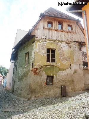 [P20] Casa de pe str. Tamplarilor, nu are numar, n-am reusit sa o identific, dar este o casa veche.  » foto by kikiritzi
 - 
<span class="allrVoted glyphicon glyphicon-heart hidden" id="av656330"></span>
<a class="m-l-10 hidden" id="sv656330" onclick="voting_Foto_DelVot(,656330,4175)" role="button">șterge vot <span class="glyphicon glyphicon-remove"></span></a>
<a id="v9656330" class=" c-red"  onclick="voting_Foto_SetVot(656330)" role="button"><span class="glyphicon glyphicon-heart-empty"></span> <b>LIKE</b> = Votează poza</a> <img class="hidden"  id="f656330W9" src="/imagini/loader.gif" border="0" /><span class="AjErrMes hidden" id="e656330ErM"></span>
