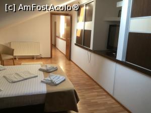 [P13] Hotel Roberto, Slanic Prahova - peretele din fata patului era format numai din dulapuri iar in acea firida pe mijloc este televizorul iar deasupra lui pe un raft o icoana.  » foto by mishu
 - 
<span class="allrVoted glyphicon glyphicon-heart hidden" id="av903536"></span>
<a class="m-l-10 hidden" id="sv903536" onclick="voting_Foto_DelVot(,903536,4177)" role="button">șterge vot <span class="glyphicon glyphicon-remove"></span></a>
<a id="v9903536" class=" c-red"  onclick="voting_Foto_SetVot(903536)" role="button"><span class="glyphicon glyphicon-heart-empty"></span> <b>LIKE</b> = Votează poza</a> <img class="hidden"  id="f903536W9" src="/imagini/loader.gif" border="0" /><span class="AjErrMes hidden" id="e903536ErM"></span>