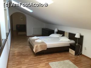 [P19] Hotel Roberto, Slanic Prahova - Dormitorul principal vazut din usa ultimei camera, vedeti ce mare este? , si se vad si ferestrele buclucase :)) care se deschideau prin partea superioara asa ca trebuia sa te urci pe scaun.  » foto by mishu
 - 
<span class="allrVoted glyphicon glyphicon-heart hidden" id="av903544"></span>
<a class="m-l-10 hidden" id="sv903544" onclick="voting_Foto_DelVot(,903544,4177)" role="button">șterge vot <span class="glyphicon glyphicon-remove"></span></a>
<a id="v9903544" class=" c-red"  onclick="voting_Foto_SetVot(903544)" role="button"><span class="glyphicon glyphicon-heart-empty"></span> <b>LIKE</b> = Votează poza</a> <img class="hidden"  id="f903544W9" src="/imagini/loader.gif" border="0" /><span class="AjErrMes hidden" id="e903544ErM"></span>