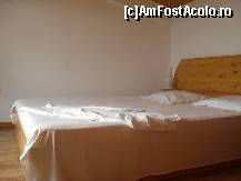 [P14] Marele pat matrimonial din camera de sus a apartamentului de la etajul 2 » foto by ileanaxperta*
 - 
<span class="allrVoted glyphicon glyphicon-heart hidden" id="av144057"></span>
<a class="m-l-10 hidden" id="sv144057" onclick="voting_Foto_DelVot(,144057,4210)" role="button">șterge vot <span class="glyphicon glyphicon-remove"></span></a>
<a id="v9144057" class=" c-red"  onclick="voting_Foto_SetVot(144057)" role="button"><span class="glyphicon glyphicon-heart-empty"></span> <b>LIKE</b> = Votează poza</a> <img class="hidden"  id="f144057W9" src="/imagini/loader.gif" border="0" /><span class="AjErrMes hidden" id="e144057ErM"></span>