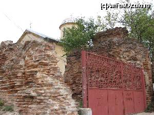 [P01] Poartă acces fosta mănăstire Vieroși și ruine turn-clopotniță. » foto by tata123 🔱
 - 
<span class="allrVoted glyphicon glyphicon-heart hidden" id="av591273"></span>
<a class="m-l-10 hidden" id="sv591273" onclick="voting_Foto_DelVot(,591273,4219)" role="button">șterge vot <span class="glyphicon glyphicon-remove"></span></a>
<a id="v9591273" class=" c-red"  onclick="voting_Foto_SetVot(591273)" role="button"><span class="glyphicon glyphicon-heart-empty"></span> <b>LIKE</b> = Votează poza</a> <img class="hidden"  id="f591273W9" src="/imagini/loader.gif" border="0" /><span class="AjErrMes hidden" id="e591273ErM"></span>