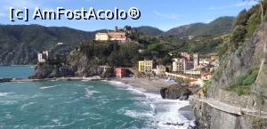 P01 [NOV-2019] Monterosso al Mare privit de la hotel Porto Roca. În plan îndepărtat, pe colină, se află Mănăstirea Capucinilor