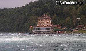 P21 [JUL-2014] Fostul castel văzut de pe malul opus al Rinului. Cascada Rinului, Neuhausen, cantonul Schaffhausen, Elveția. 